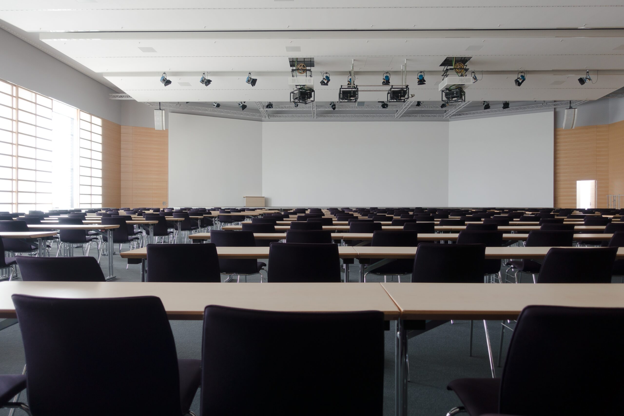 Rodzaje krzeseł do spotkań konferencyjnych — na co zwrócić uwagę
